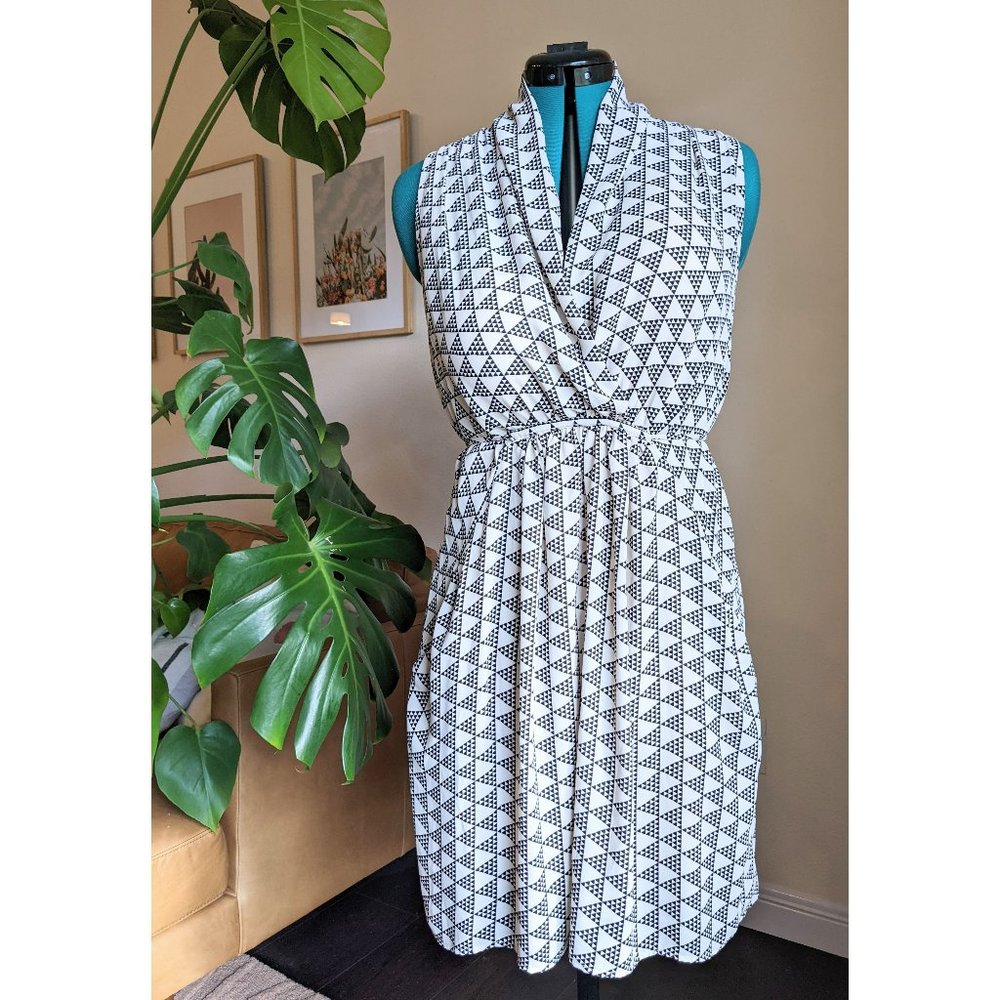 Collective Concepts Black/Cream Geometric Print Dress - has pockets! Like new